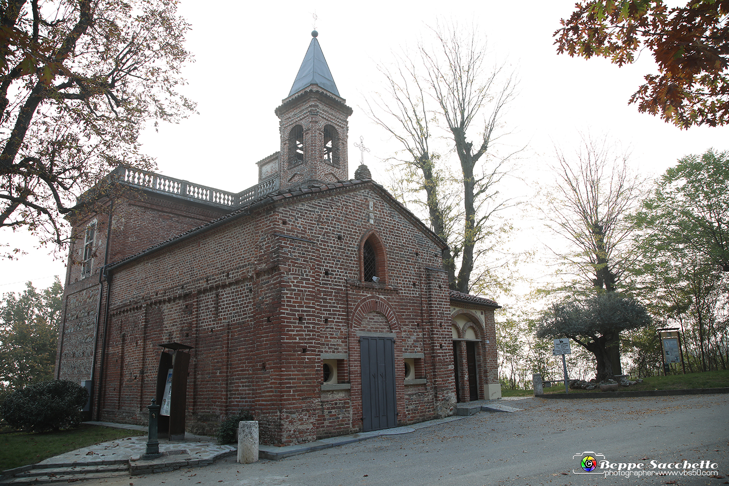 VBS_0850 - I Piloni della Via Crucis del Sacro Monte di Montà d'Alba.jpg